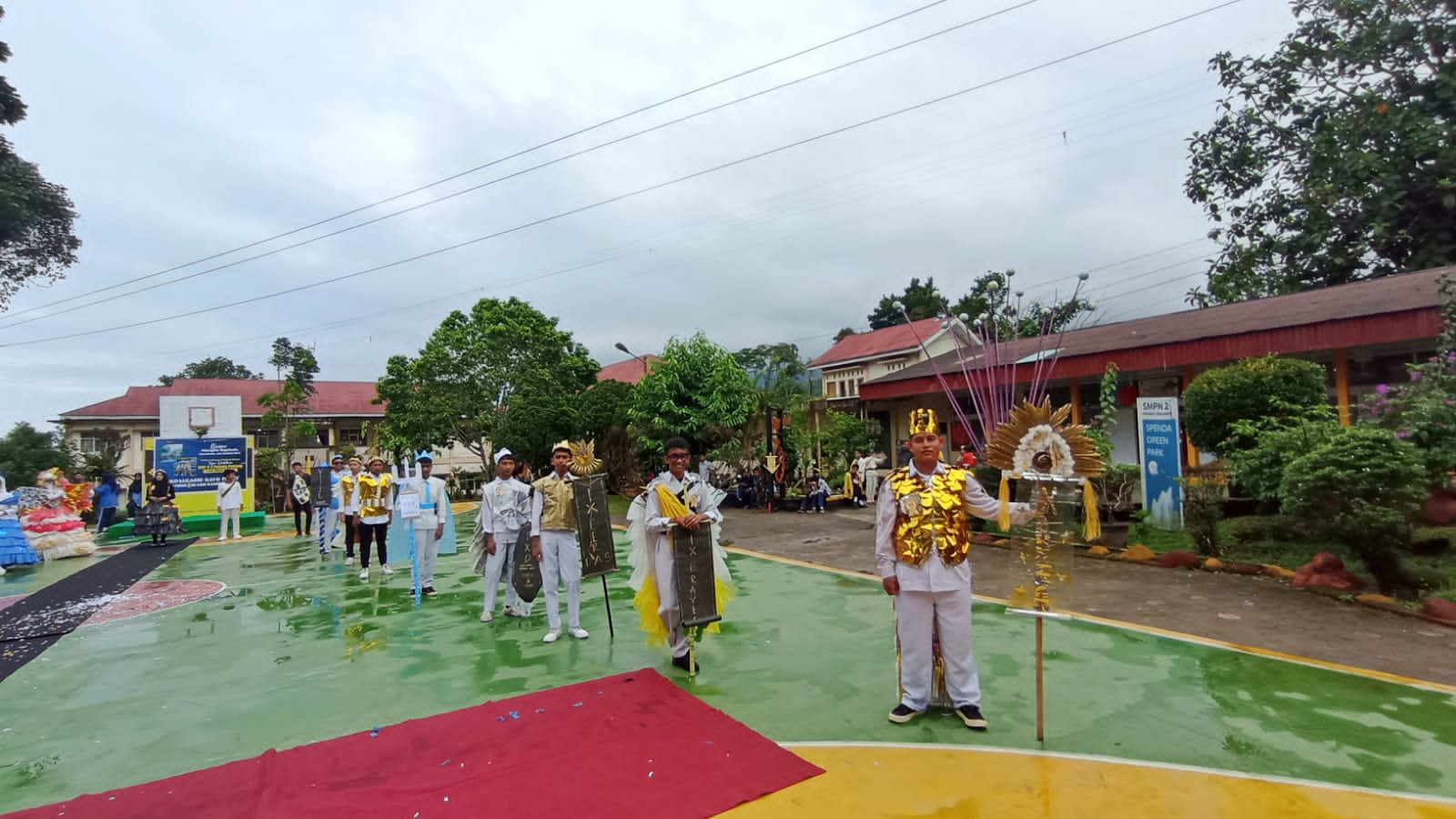 SMP N 2 Padang Panjang Gelar Lomba Fashion Show dari Bahan Bekas