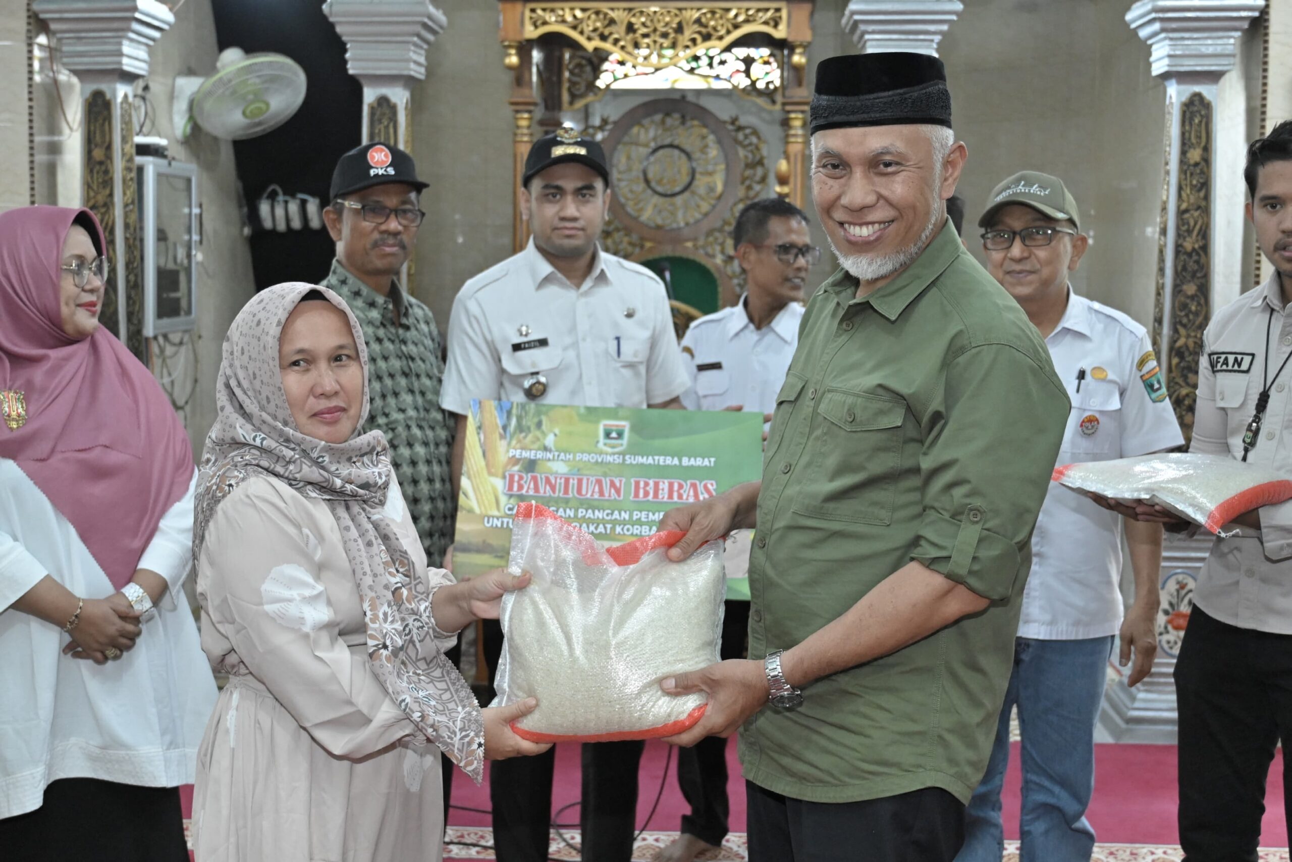 Gubernur Mahyeldi Ansharullah Salurkan Bantuan Cadangan Pangan Kepada Masyarakat Terdampak Bencana di Nagari Pangkalan