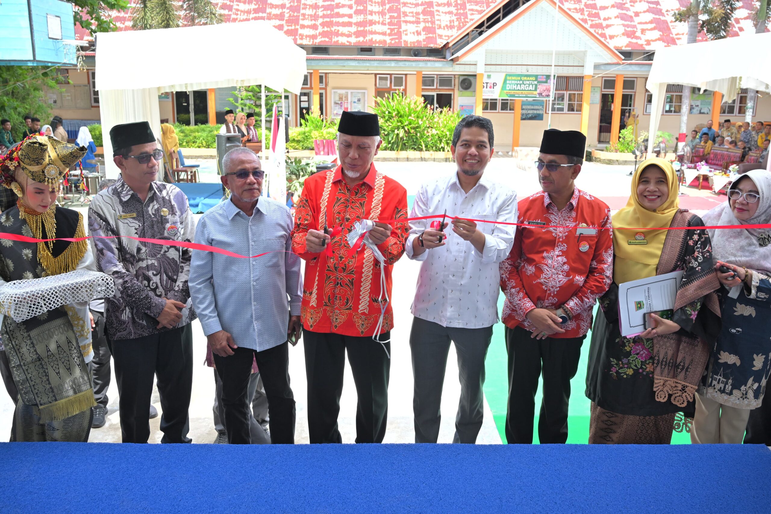 Gubernur Mahyeldi Resmikan Musala Darul Ilmi SMA N 1 Pariaman sebagai Pusat Penguatan Spiritual Pelajar