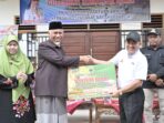 Gubernur Mahyeldi Serahkan Bantuan Beras Cadangan Pangan 30 Ton untuk Warga Terdampak Banjir di Dharmasraya