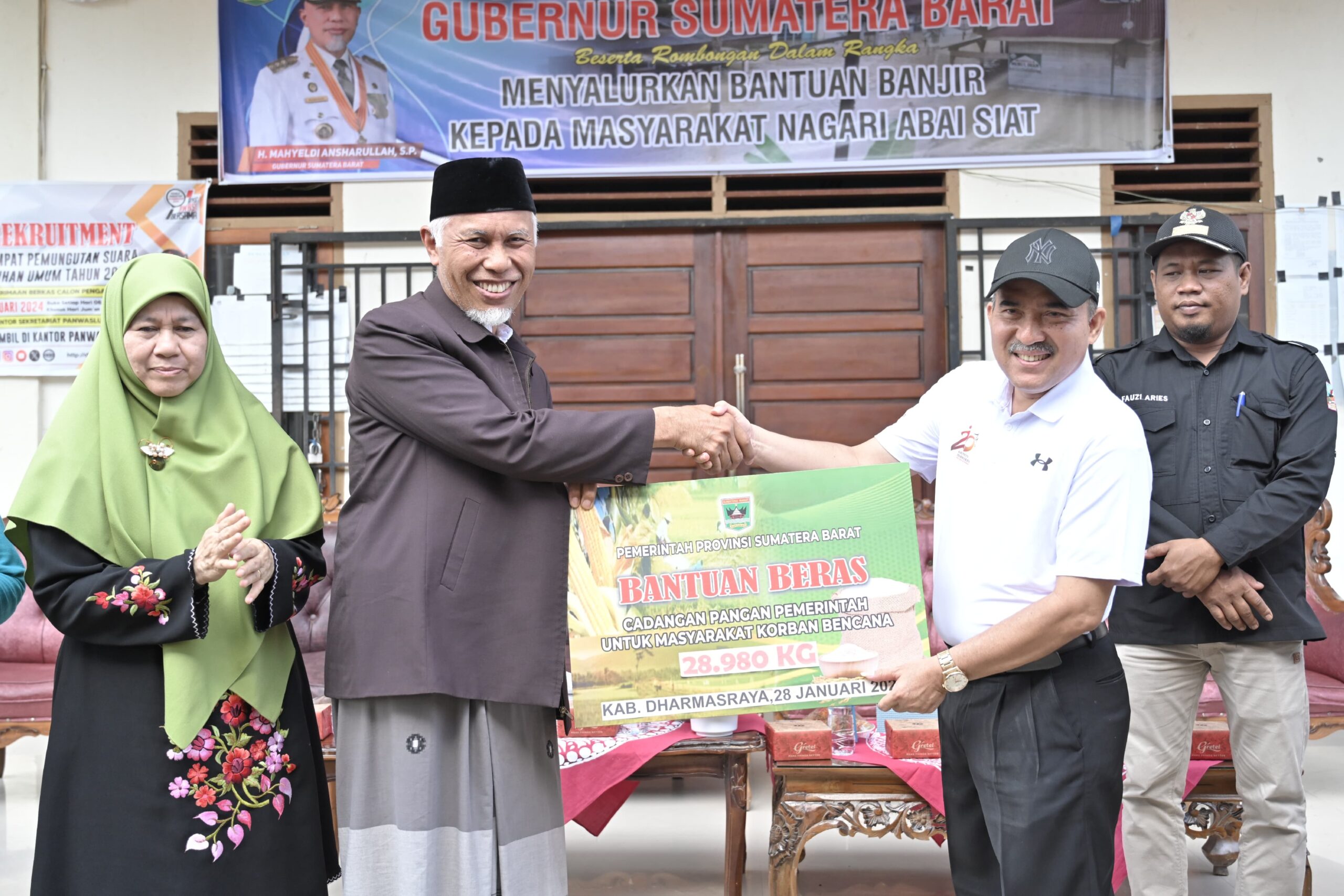 Gubernur Mahyeldi Serahkan Bantuan Beras Cadangan Pangan 30 Ton untuk Warga Terdampak Banjir di Dharmasraya