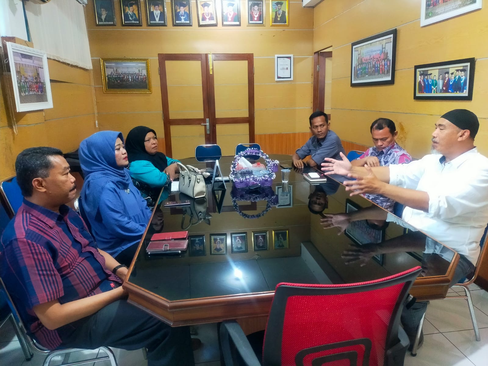 Ikatan Alumni Universitas Tamansiswa Padang silaturrahmi dengan Rektor Prof. Irfan Suliansyah