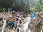 Pemerintah Kabupaten Solok Selatan Bersama Masyarakat Goro Bersihkan Hulu Sungai dan Jalan Longsor