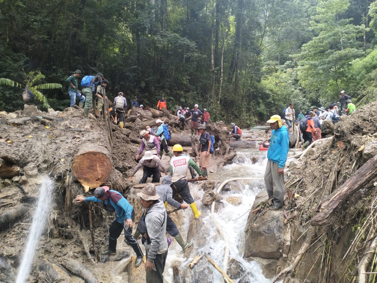 Pemerintah Kabupaten Solok Selatan Bersama Masyarakat Goro Bersihkan Hulu Sungai dan Jalan Longsor