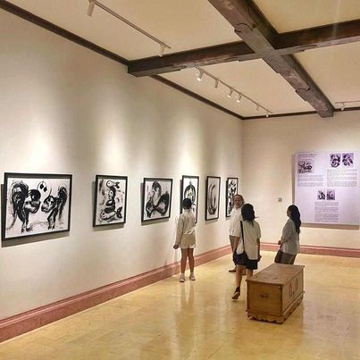 Ruang Pameran Museum Arma Resort Bali dengan sederetan karya Lily