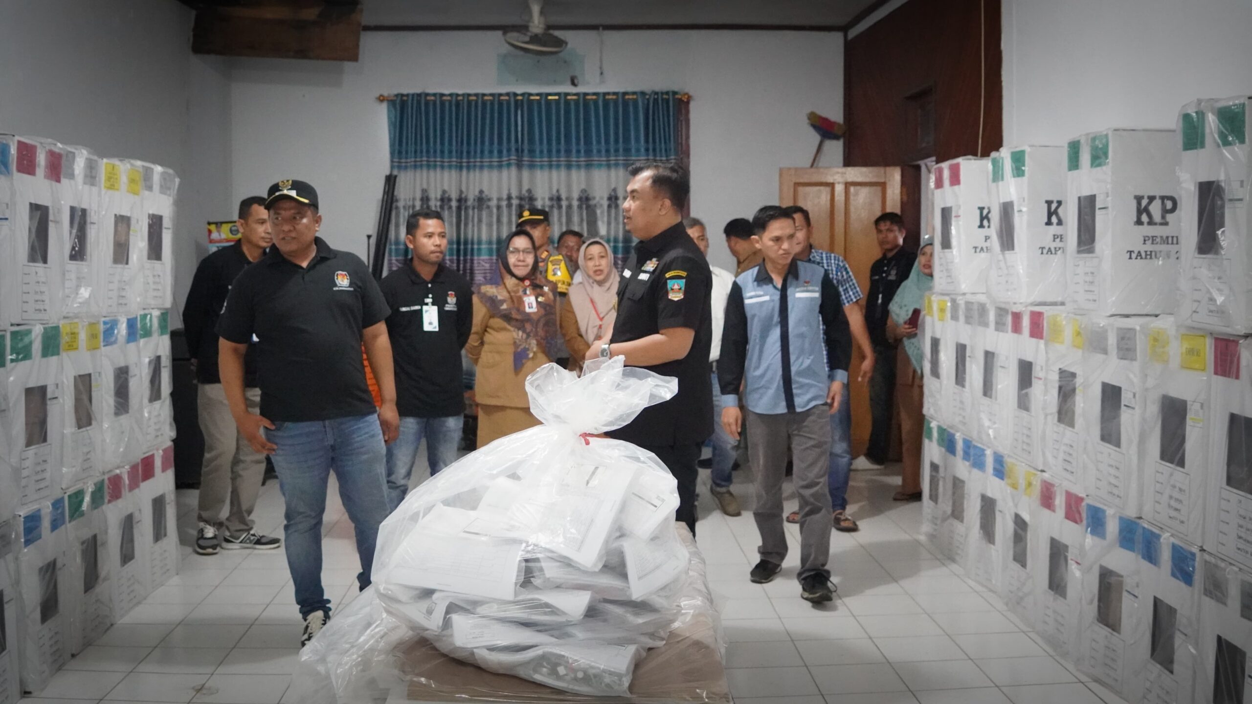 Bupati Dharmasraya Sutan RiskaTinjau Kesiapan Logistik Pemilu 2024