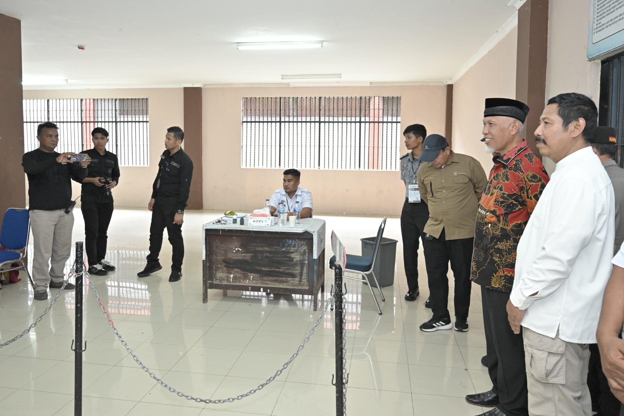 Gubernur Mahyeldi dan Forkopimda Sumbar Tinjau Pelaksanaan Pemilu 2024 di Sejumlah TPS