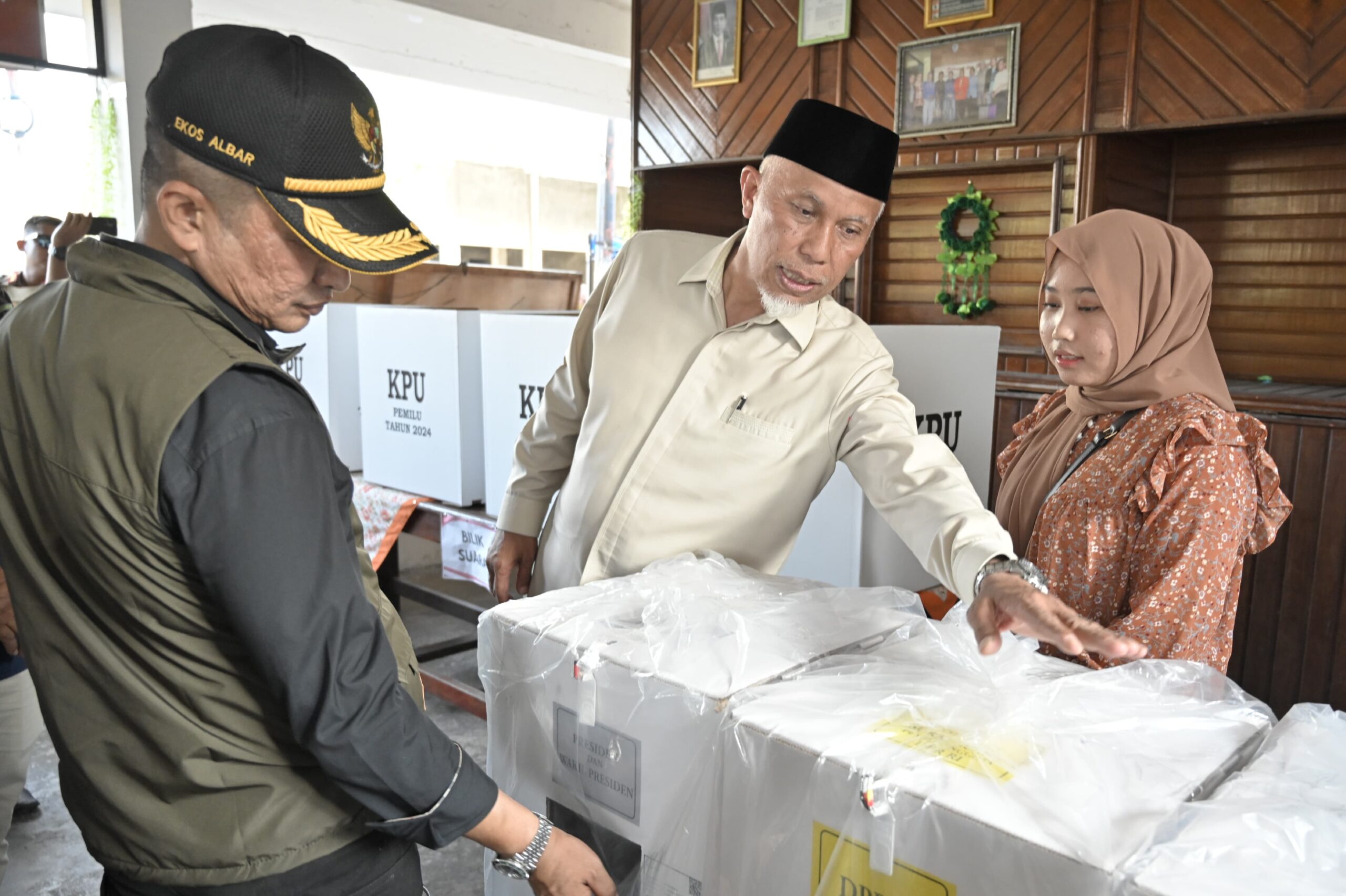 Tinjau Persiapan TPS di Kota Padang, Gubernur Mahyeldi Nyatakan Sumbar Siap Merayakan Pesta Demokrasi