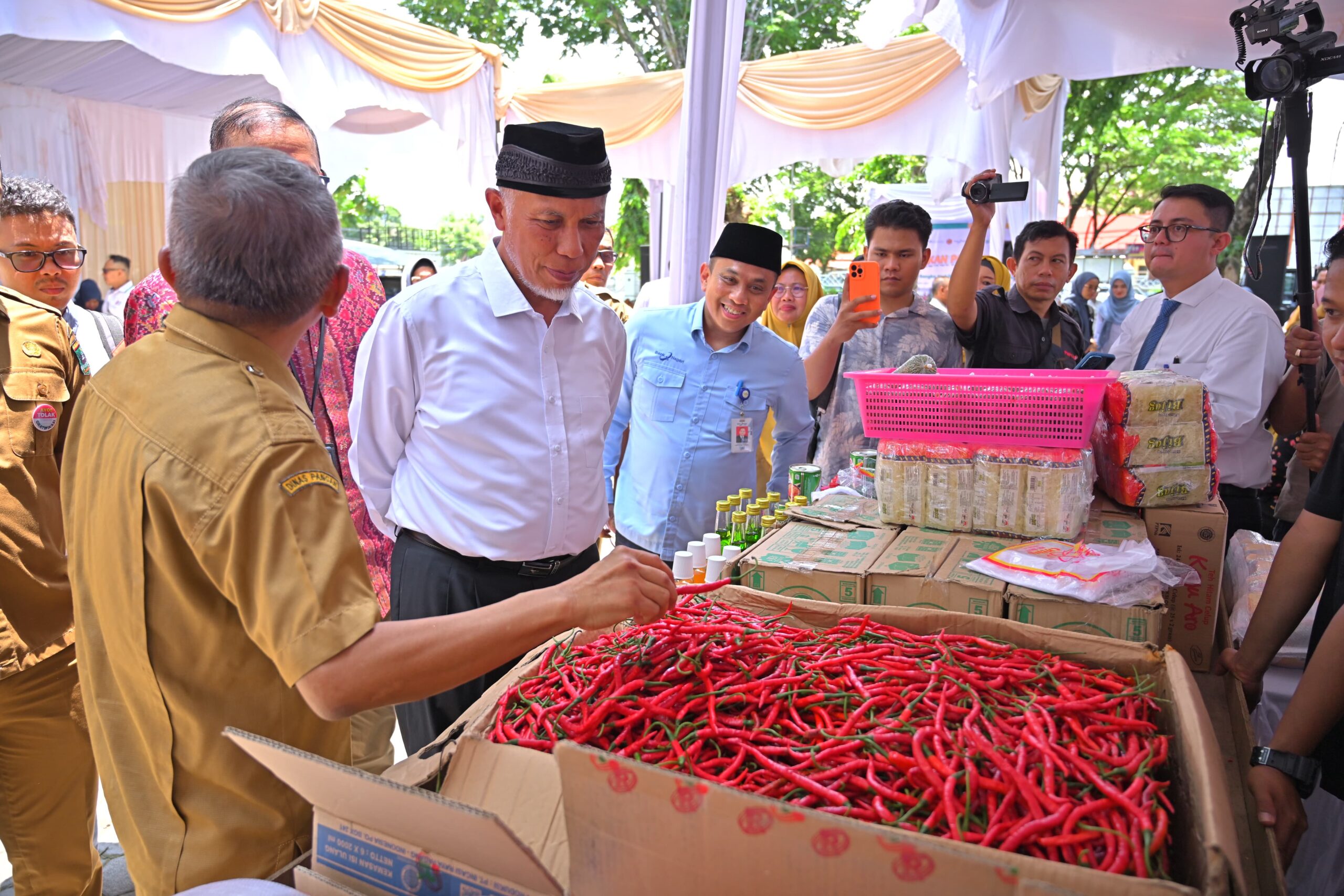 Gerakan Pasar Murah, Gubernur Mahyeldi Pastikan Harga dan Ketersediaan Bahan Pangan Stabil