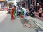 Pemko Padang Panjang Lakukan Pembersihan Trotoar dan Jalan