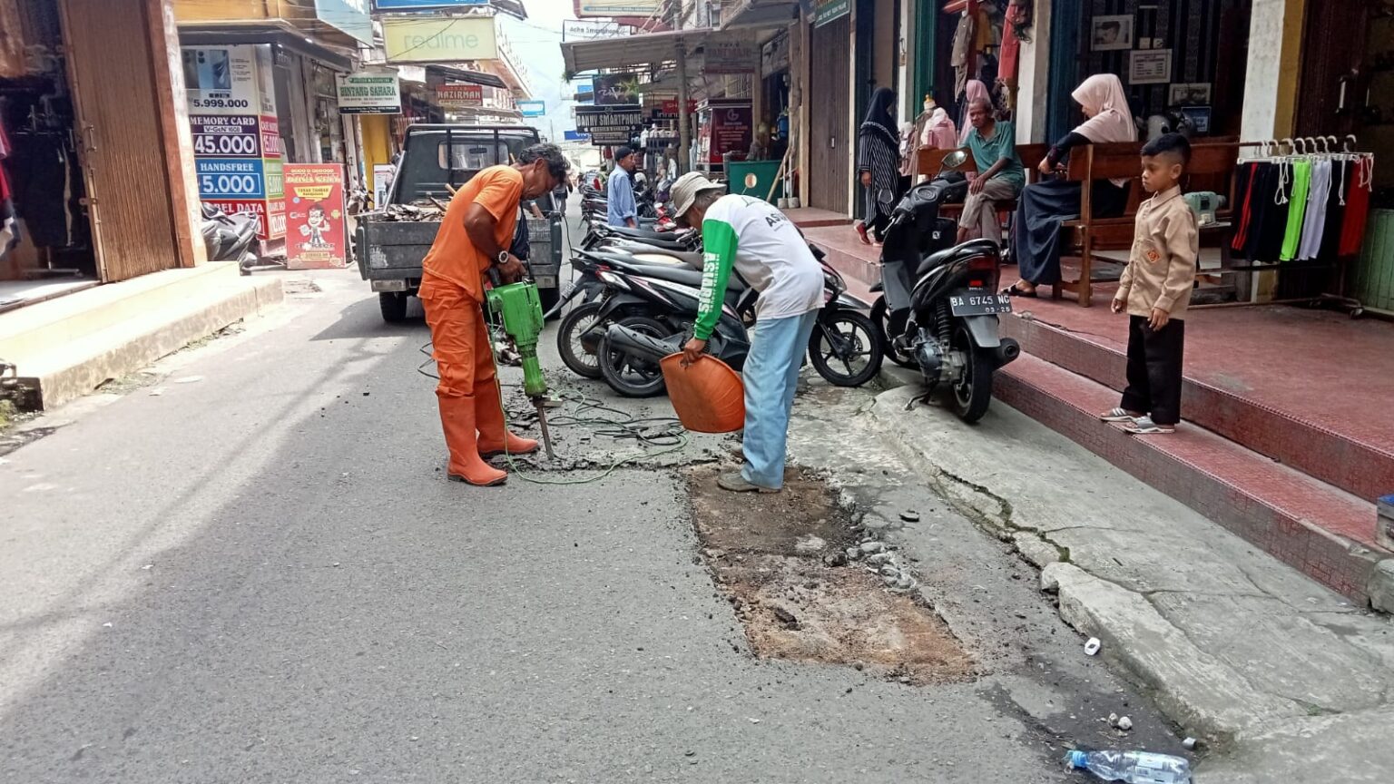 Pemko Padang Panjang Lakukan Pembersihan Trotoar dan Jalan