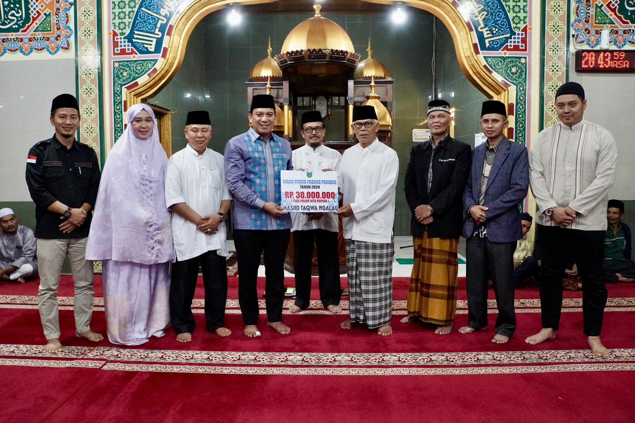 Pj Wako Sonny Budaya Putra Serahkan Hibah ke Masjid Taqwa Ngalau