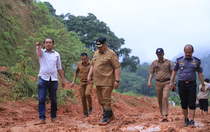 Wali Kota Solok Pimpin Rapat Koordinasi serta Tinjau Langsung Jalan di Kelurahan Laing