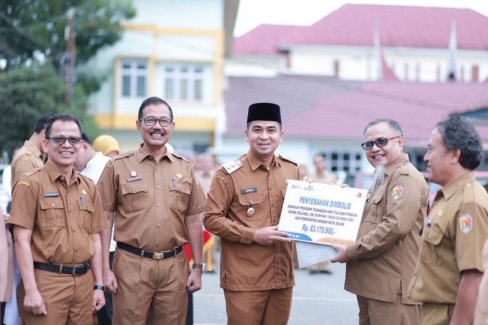 Wawako Solok Ramadhani Kirana Putra Serahkan SK Pensiun Kepada Enam ASN