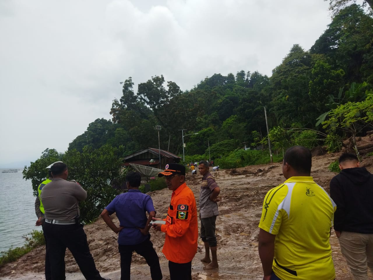 Jalan Nasional Padang Panjang – Solok Tertutup Longsor, BPBD Kabupaten Solok : Terdapat Jalan Alternatif Bisa Dilalui