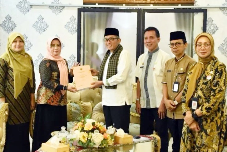 BPK RI Sumbar Serahkan Laporan Keuangan 2023 kepada Wali Kota Padang