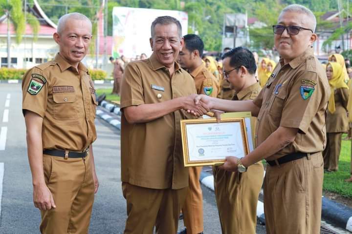 Bupati Pesisir Selatan Rusma Yul Anwar Serahkan Predikat Kepatuhan Penyelenggaraan Pelayanan Publik dari Ombudsman RI Pada DPMPTSP