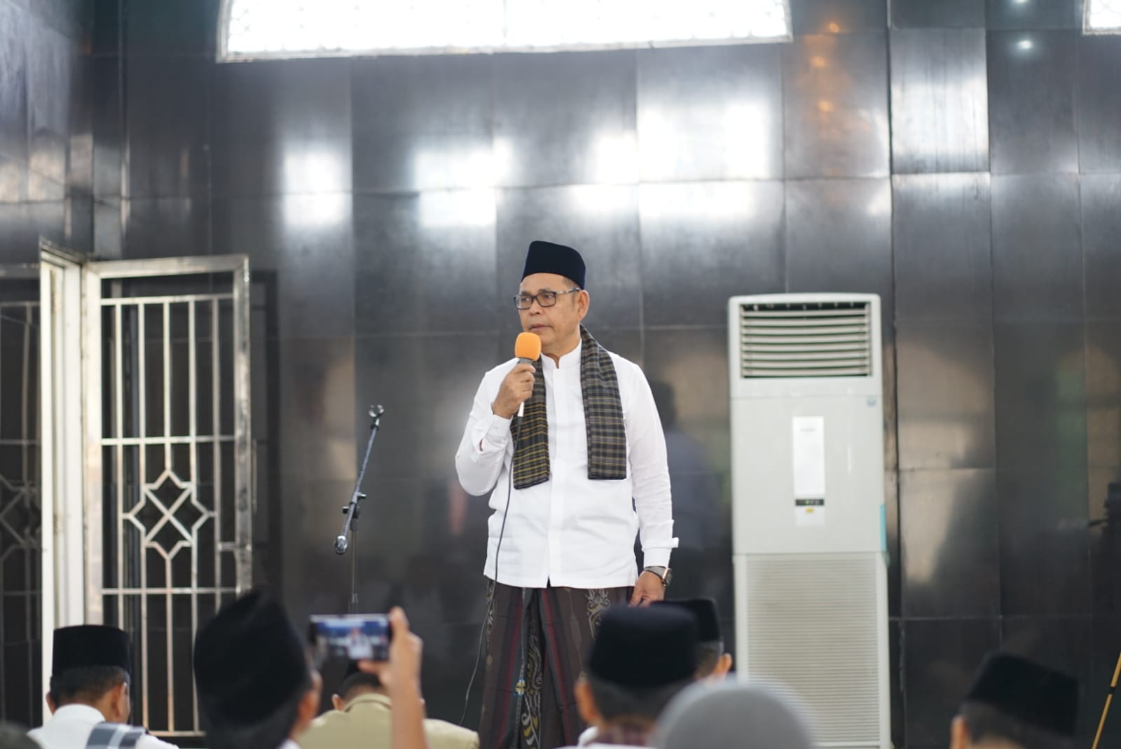 Bupati Solok Epyardi Asda Laksanakan Shalat Idul Fitri di Masjid Agung Darussalam Islamic Center