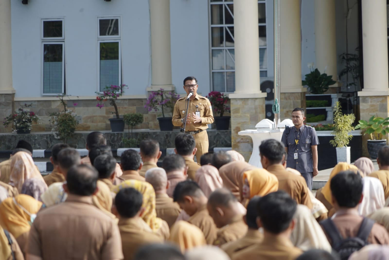 Bupati Solok Selatan Khairunas Ajak Tingkatkan Pelayanan Hingga Berikan Dukungan Untuk Timnas U-23