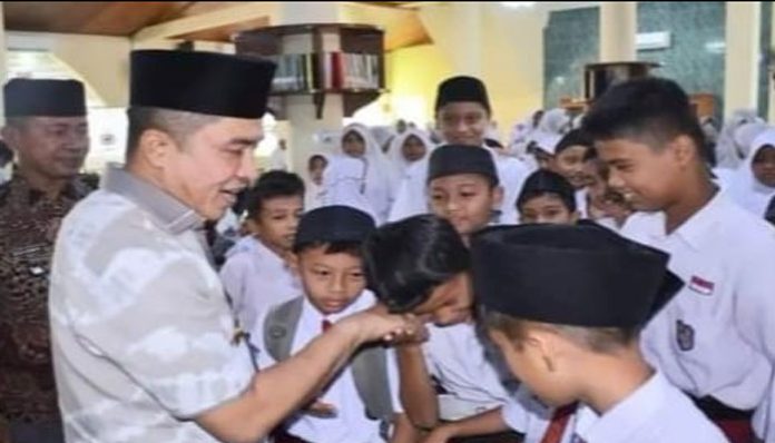 Ekos Albar : 87.304 Siswa Sekolah Pesantren Ramadhan di 1.800 Masjid dan Musala Kota Padang