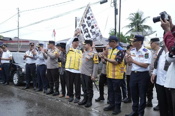 Gubernur Mahyeldi dan Kapolda Suharyono Resmikan Pemberlakuan Sistem One Way Padang-Bukittinggi untuk Urai Kemacetan Lebaran