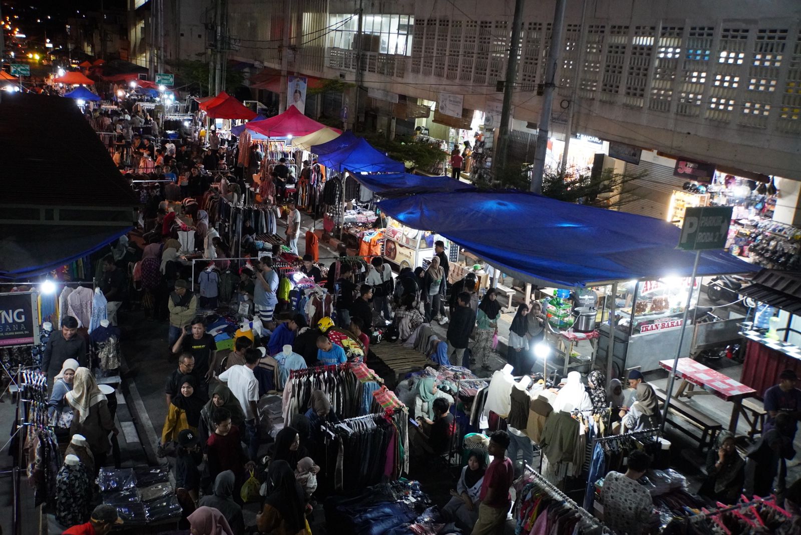 Jelang Hari Raya Idul Fitri 1445 H, Pengunjung Pasar Pusat Membludak.