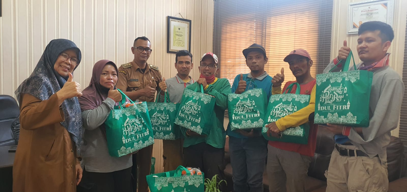 Kelurahan Silaing Bawah Bagikan Paket Lebaran kepada Tenaga Harian Lepas