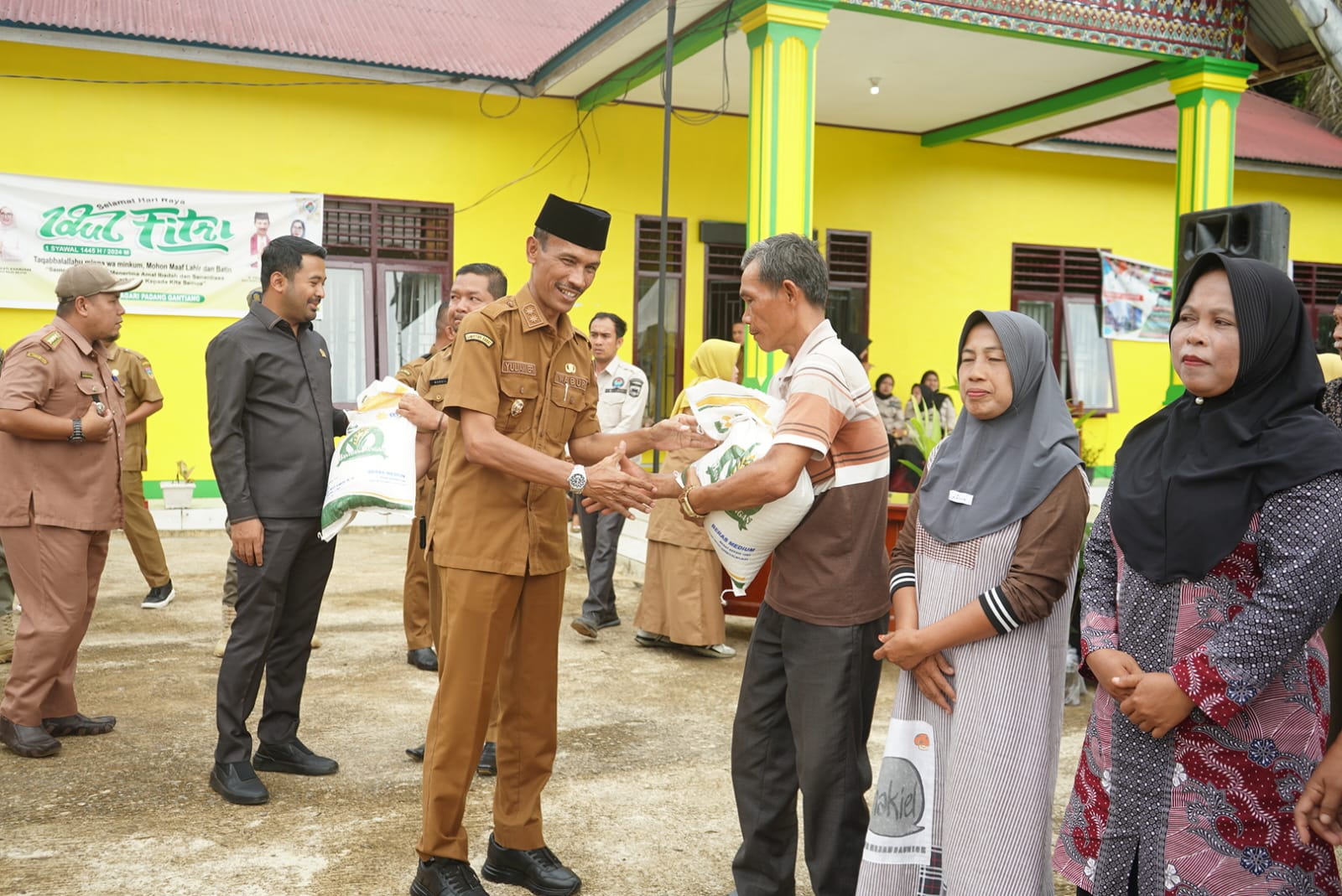 Pemerintah Kabupaen Solok Selatan Salurkan Beras Pangan di Padang Gantiang