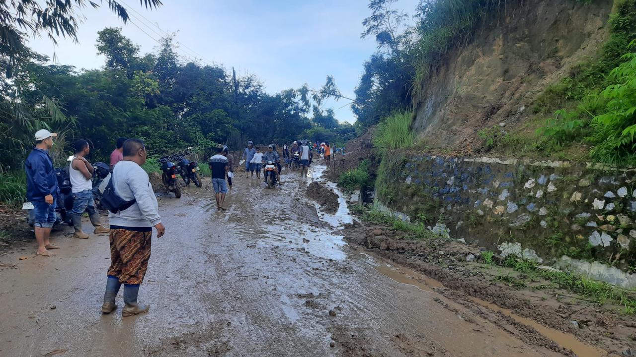 Pemerintah Kabupaten Agam Bergerak Cepat Bersihkan Longsor untuk Pulihkan Akses Jalan