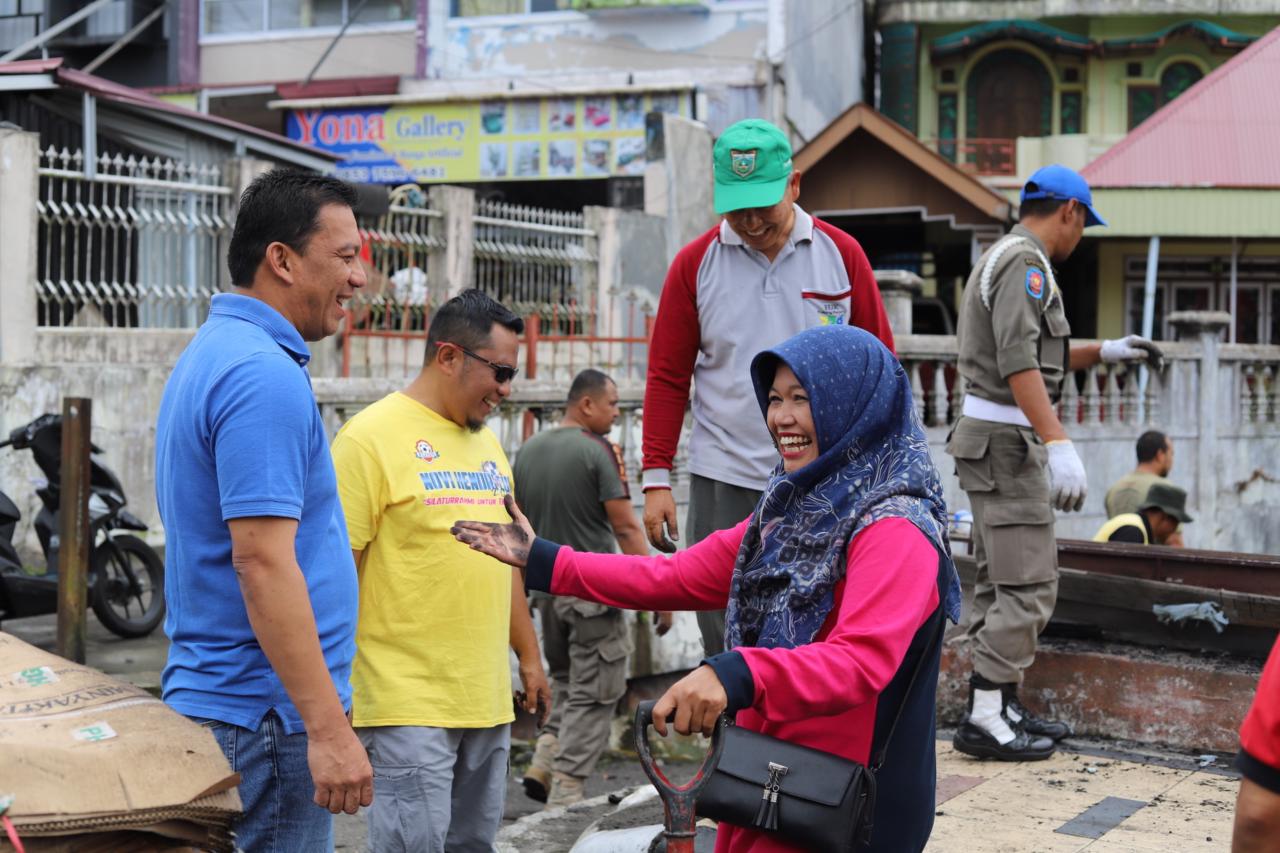 Pj Wali Kota Padang Panjang Sonny Budaya Putra Pimpin Goro Pembersihan Puing Kebakaran di Gumala