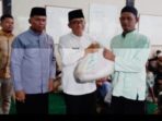 Wali Kota Padang Hendri Septa Bagikan Sembako Untuk 1.505 Warga Koto Tangah