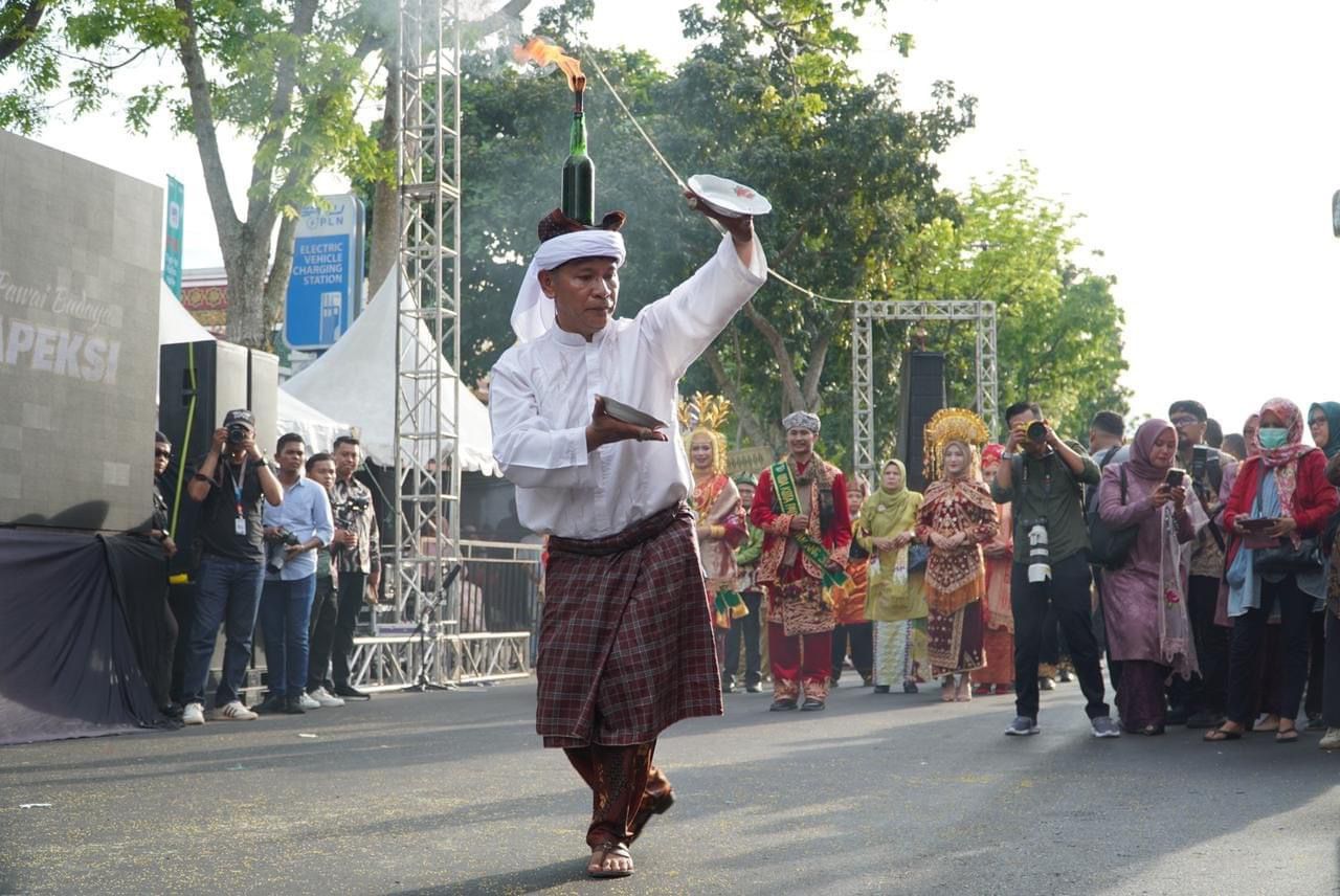 Atraksi Tari Suluah dan Pakaian Adat Padang Panjang Tarik Perhatian Audiens Apeksi