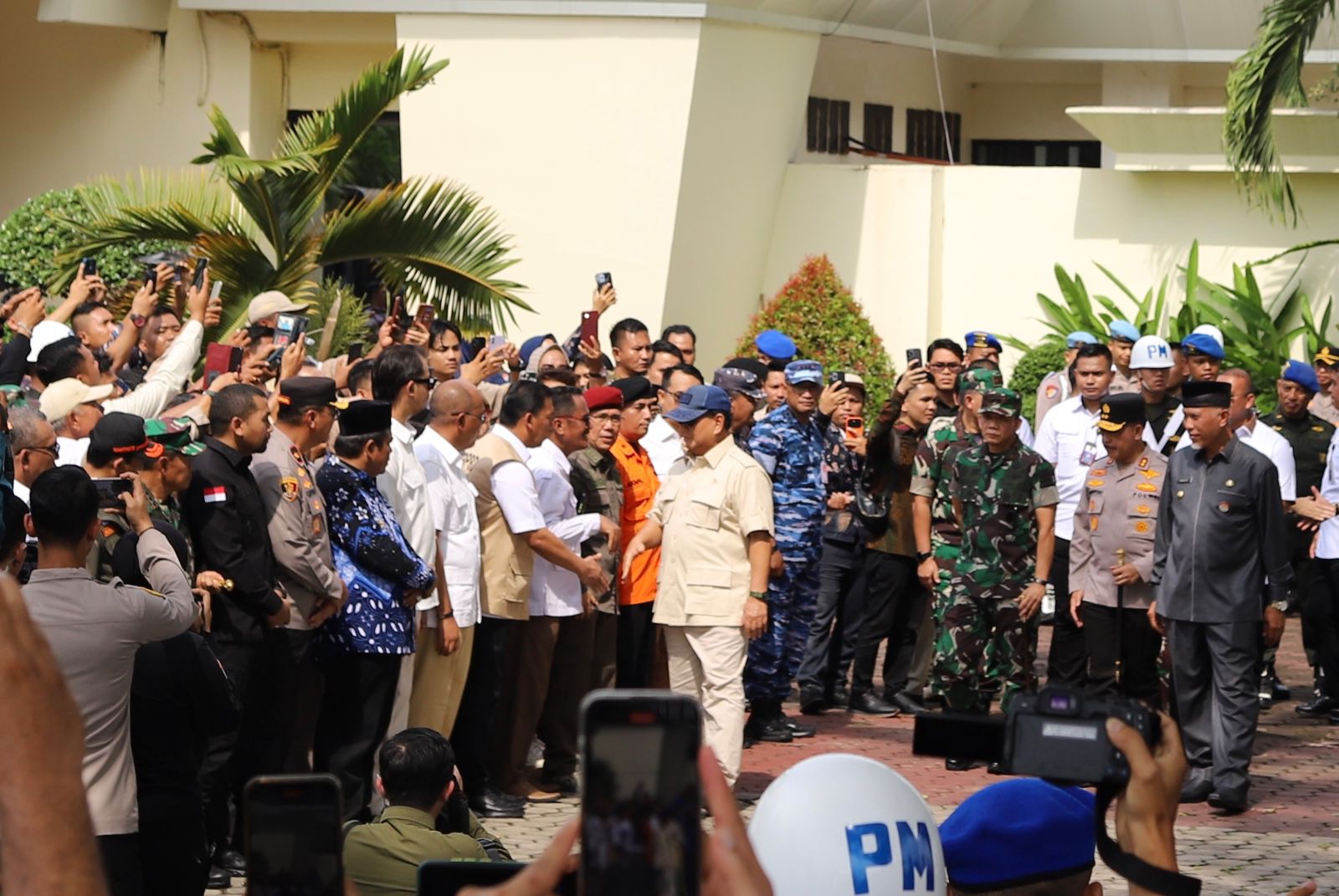 Disambut Pj Wako Sonny Budaya Putra, Menhan Prabowo Serahkan Bantuan Korban Banjir Bandang di Padang Panjang