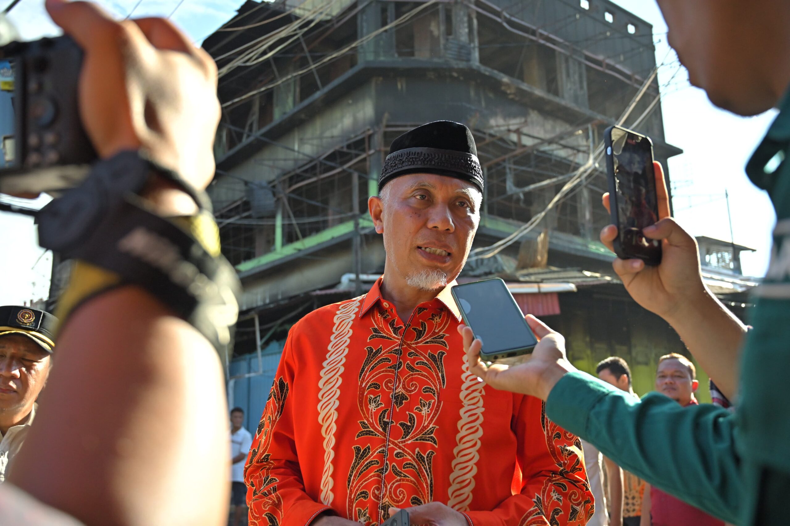 Gubernur Mahyeldi Ansharullah Berharap Masyarakat Belajar dari Musibah Kebakaran di Blok A Pasar Raya Padang