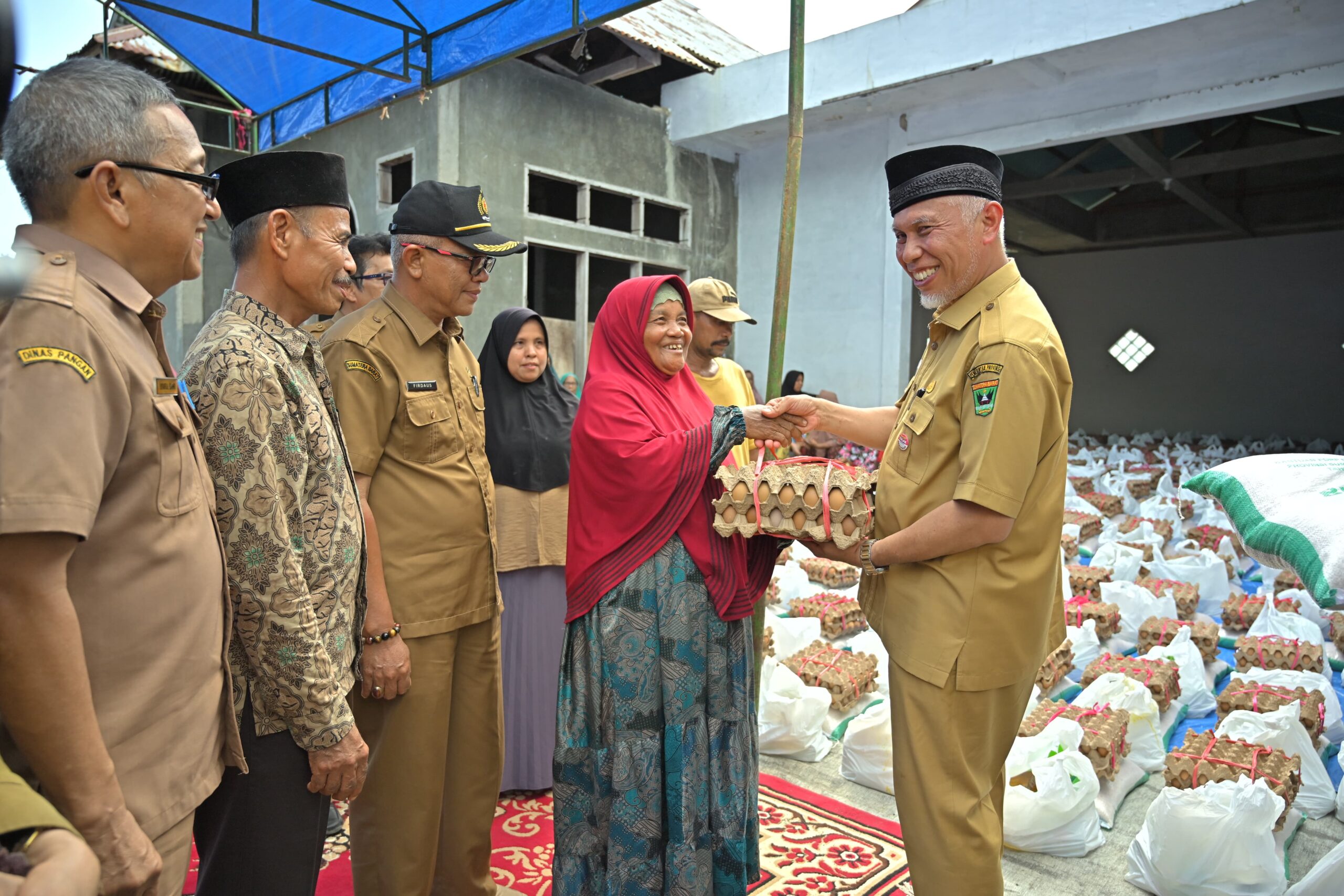 Gubernur Mahyeldi Ansharullah Salurkan 1.400 Paket Sembako untuk Daerah Pascabencana di Pesisir Selatan