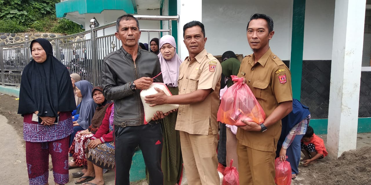 Kelompok Tani se-Kecamatan Baso Bantu Korban Banjir Bandang di Jorong Kapalo Koto