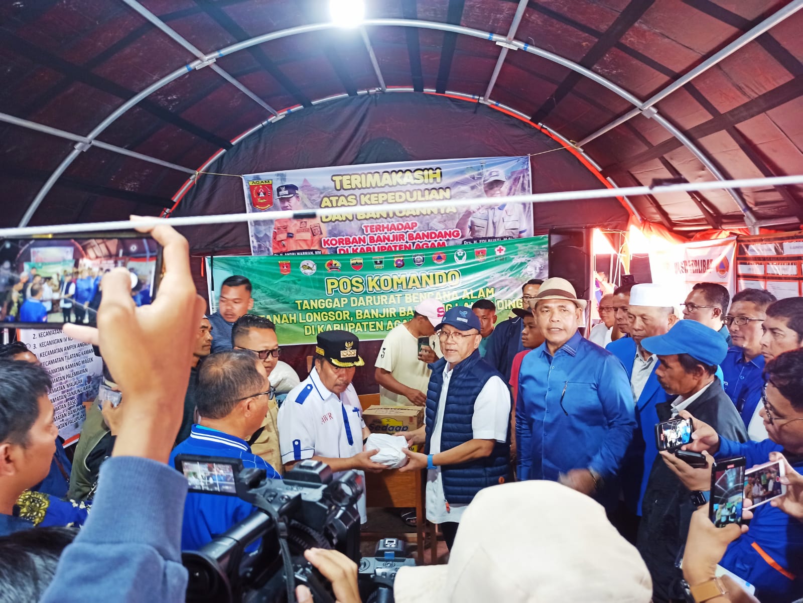 Menteri Perdagangan RI Zulkifli Hasan Kunjungi Warga Korban Banjir Lahar Dingin di Agam