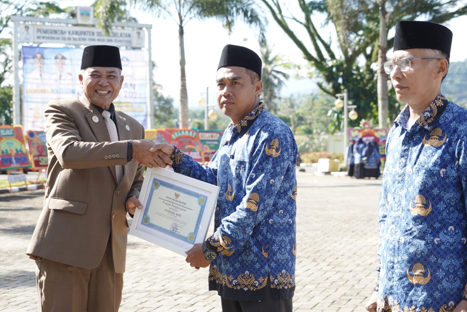 Momen Hari Pendidikan Nasional, Solok Selatan Upacara dan Berikan Penghargaan Tenaga Pendidik