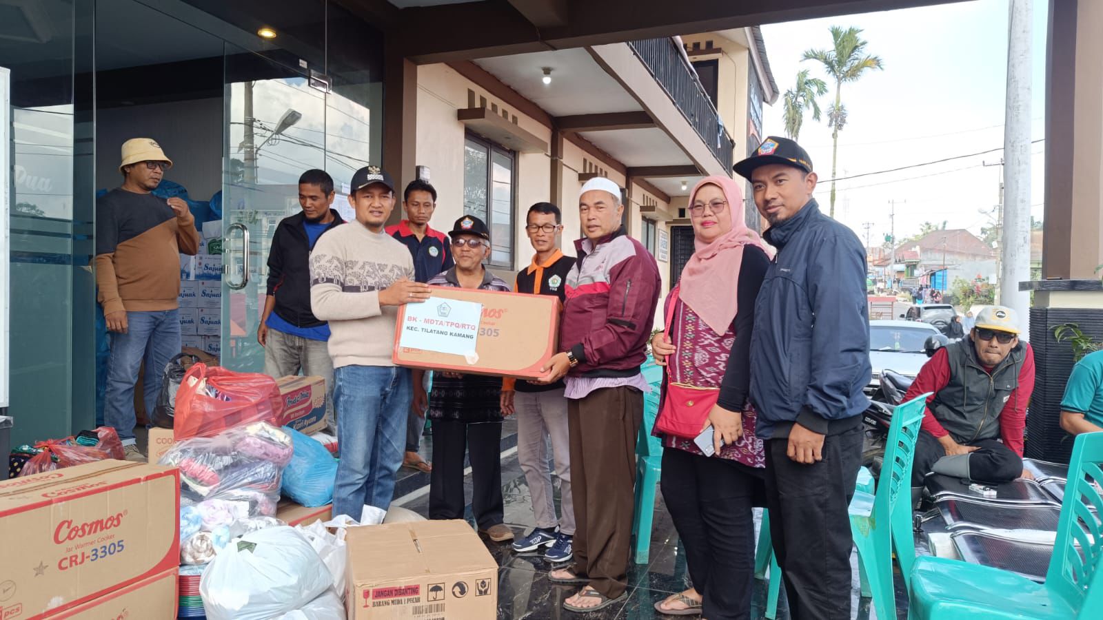 Peduli Agam, Pramuka dan Komunitas Sekolah Bantu Korban Banjir Bukit Batabuah