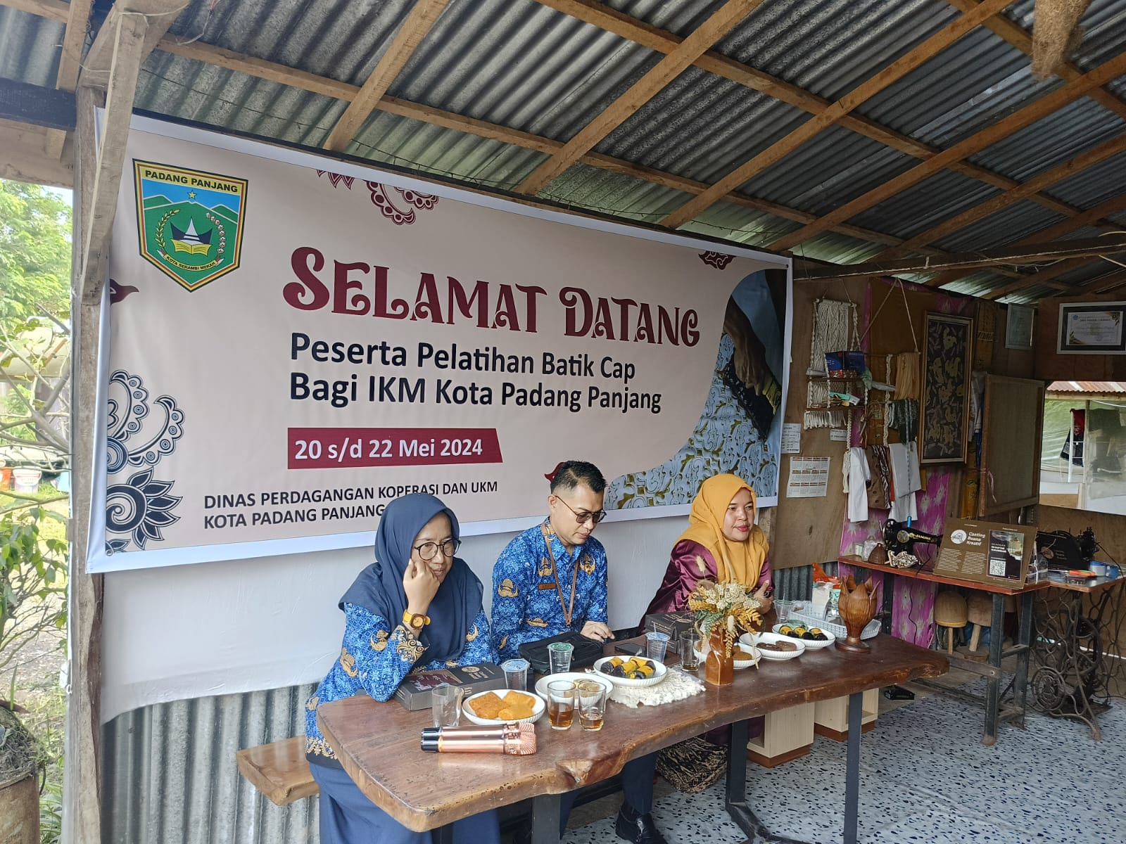 Kabid Dinas Perdagangan dan Perindustrian Padangpanjang, Azani Maizuar (kiri) dan Pimpinan Sanggar Batik Canting Buana Kreatif, Widdiyanti (kanan)