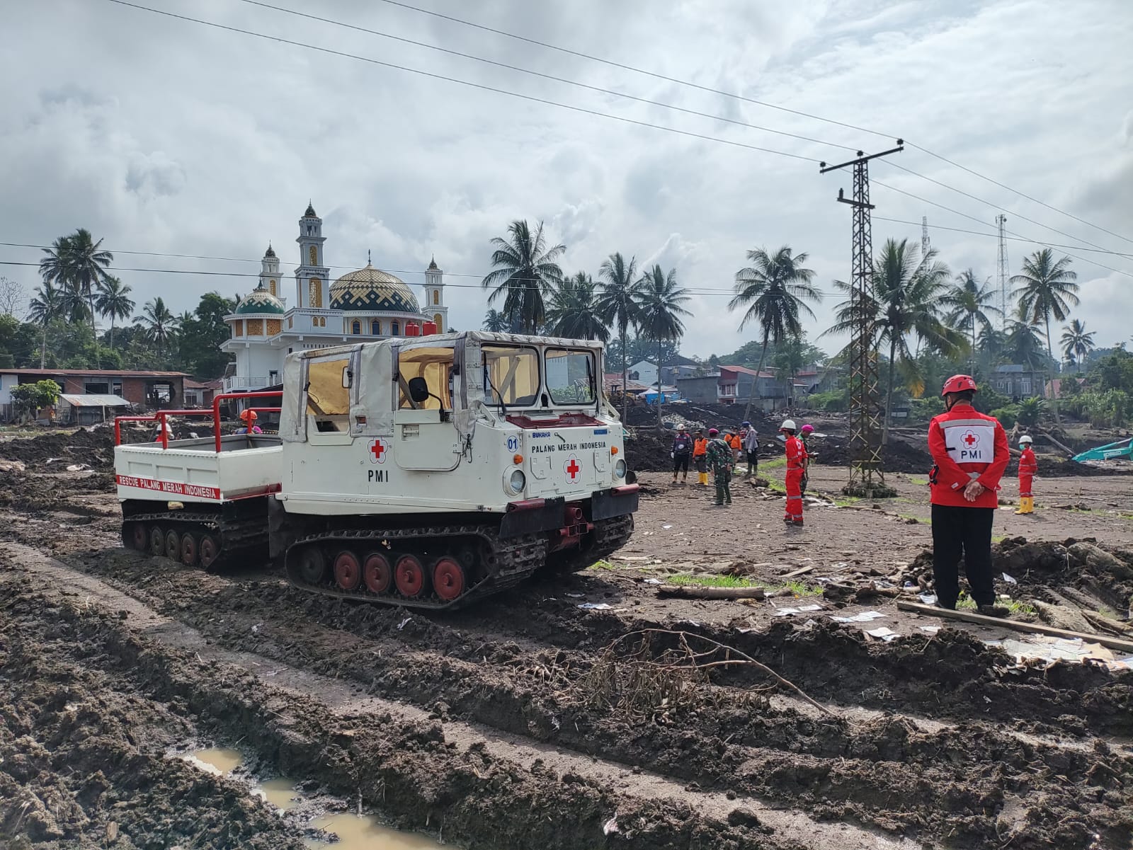 Pencarian Hari ke-15, PMI Turunkan Hagglunds Sisir Lokasi Bencana Kabupaten Tanah Datar.