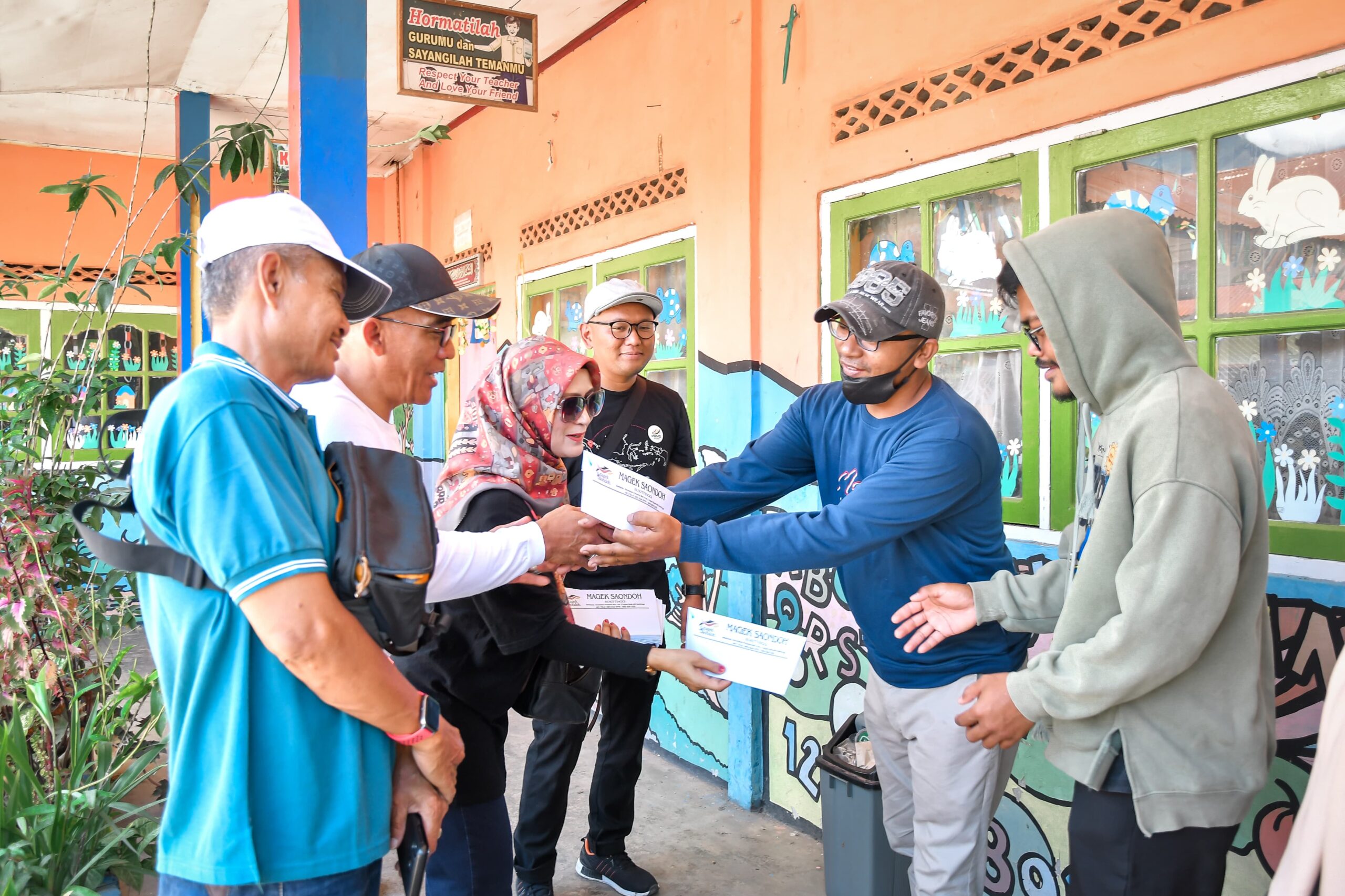 Pengurus Magek Saondoh dan Pemerintah Nagari Magek Salurkan Bantuan untuk Korban Banjir Lahar Dingin di Kabupaten Agam