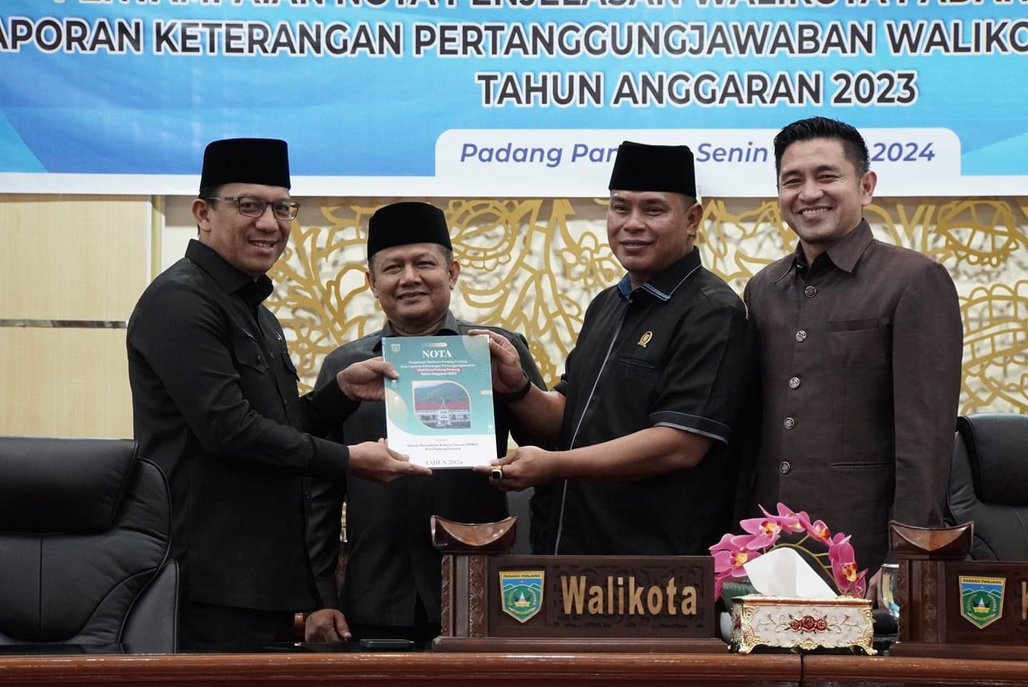 Pj Wako Padang Panjang Sonny Budaya Putra Sampaikan Nota Penjelasan Wali Kota Atas LKPj 2023