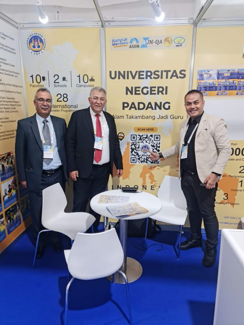 Rektor Universitas Al-Quds Palestine Kunjungi Booth Stand UNP di EURIE Istanbul