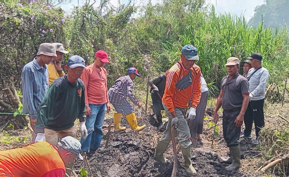 Semangat Gotong Royong Pembersihan Jalur Sungai di Nagari Panampuang Libatkan Ratusan Warga dan TNI