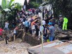 Tim Gabungan Pemko Padang Panjang Bersihkan Batang Jirek Akibat Material Kayu dan Batu Banjir Bandang