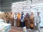 Tim Pengendalian Inflasi Daerah Kabupaten Solok Laksanakan Pemeriksaan Kualitas dan Kuantitas Beras di Gudang Perum Bulog.