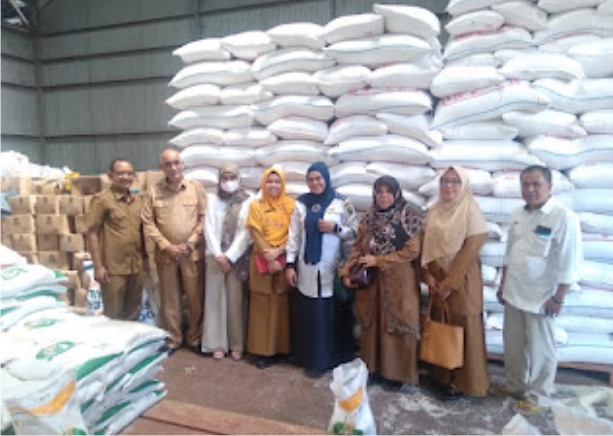 Tim Pengendalian Inflasi Daerah Kabupaten Solok Laksanakan Pemeriksaan Kualitas dan Kuantitas Beras di Gudang Perum Bulog.