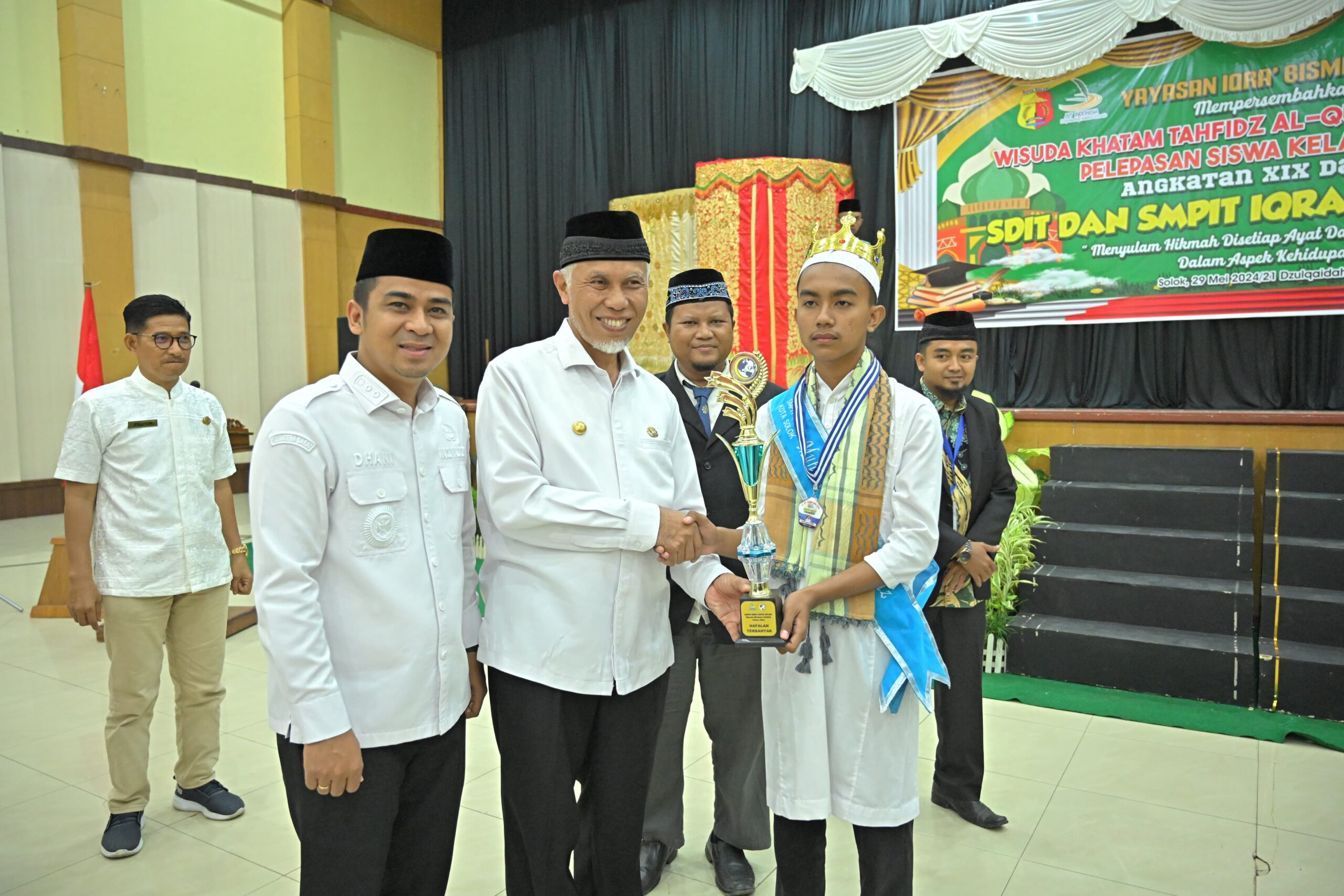 Wisuda Tahfidz SDIT dan SMPIT Iqro' Kota Solok, Gubernur Sumbar Mahyeldi Ansharullah Apresiasi Perhatian Orang Tua pada Pendidikan Agama bagi Anak