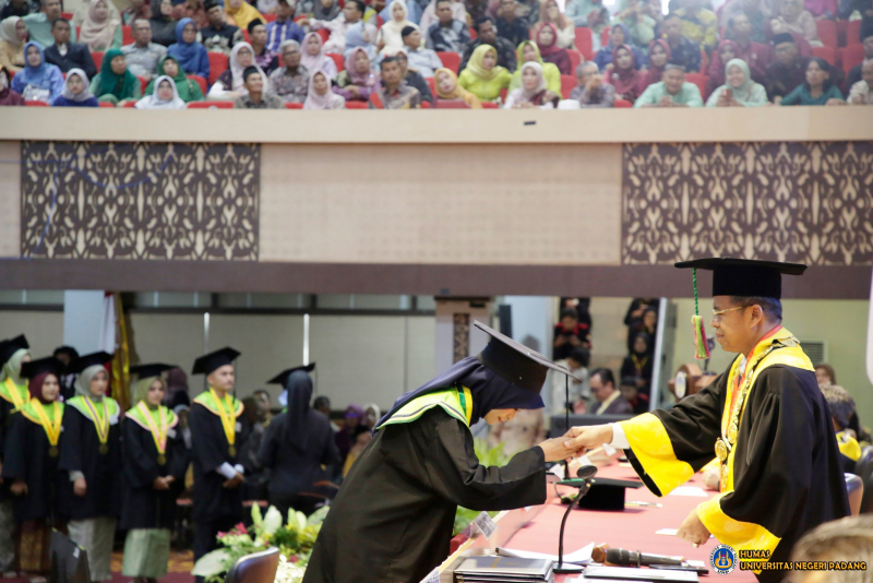 Wisuda UNP ke-134, Prof. Ganefri : UNP Pegang Peran Penting Kembangkan SDM Sambut Indonesia Emas 2045